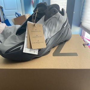 Yeezy Adidas Boost 700 MNVN